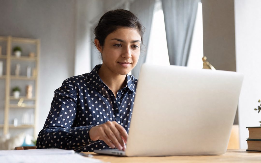 Person sendet entschlossen eine Anfrage über die Website