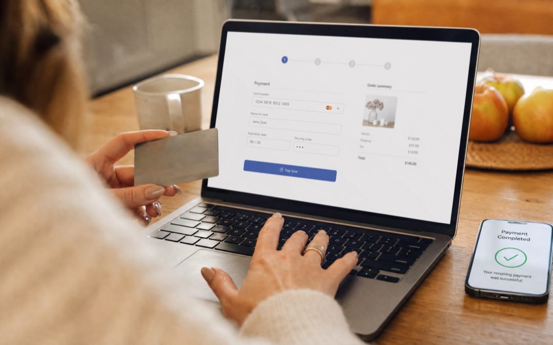 Frau gibt Zahlungsdaten in einen Online-Shop-Checkout ein, daneben ein Smartphone mit Abo-Benachrichtigung.