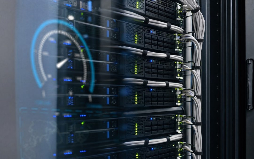 Nahaufnahme eines Serverracks mit blinkenden LEDs in einem Serverraum, symbolisch für schnelle Ladezeiten durch Caching.